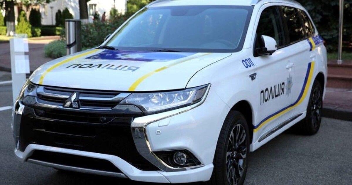 Жителька Миколаєва в автомобілі поліції вкрала у патрульного сумку з грошима